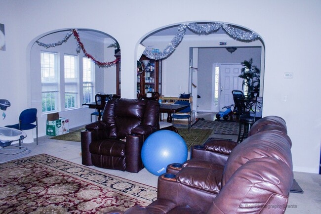Photo - 153 Hollinger Way