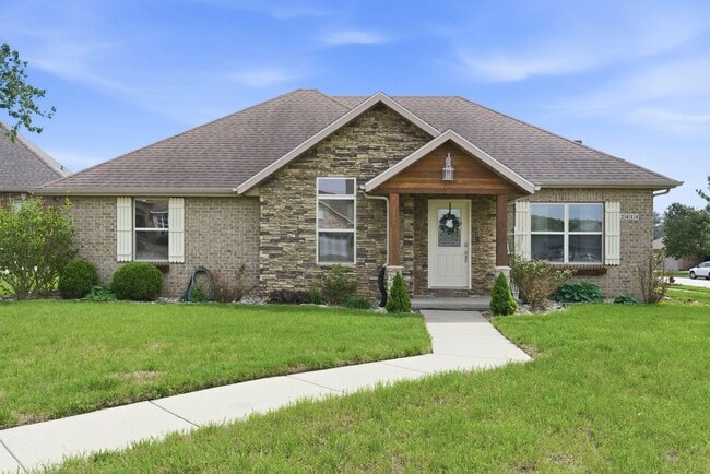 Building Photo - 3 Bedroom | 2 Bathroom | 2 Car Garage| Ozark MO | Fireplace | Separate Green House/Office | Fence...