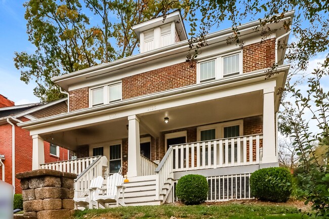 Building Photo - Beautiful Two Story Duplex in Historic Dilworth!
