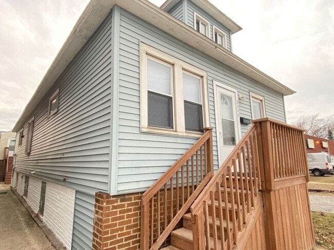 Building Photo - 2240 White Oak Ave Unit Front