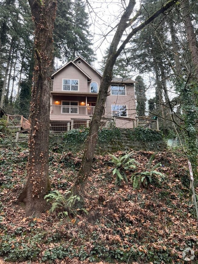 Building Photo - Beautiful 3 bed 3 bath home located near H...