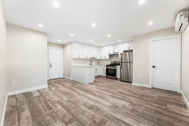 Building Photo - 2061 N Vermont Ave Unit 2057 half