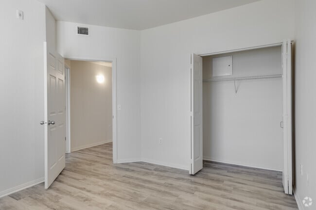 2BR, 2BA - 689SF
