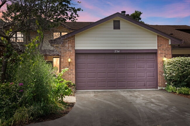 Building Photo - 234 W Grant Village Rental
