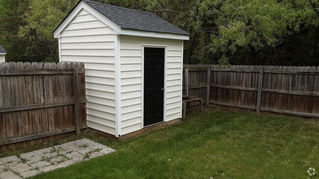 Building Photo - Beautiful three bedroom two-and-a-half bat... Rental