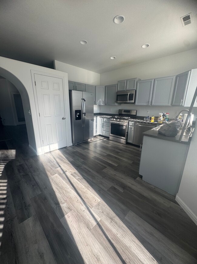 Photo - 214 Foxboro Dr W