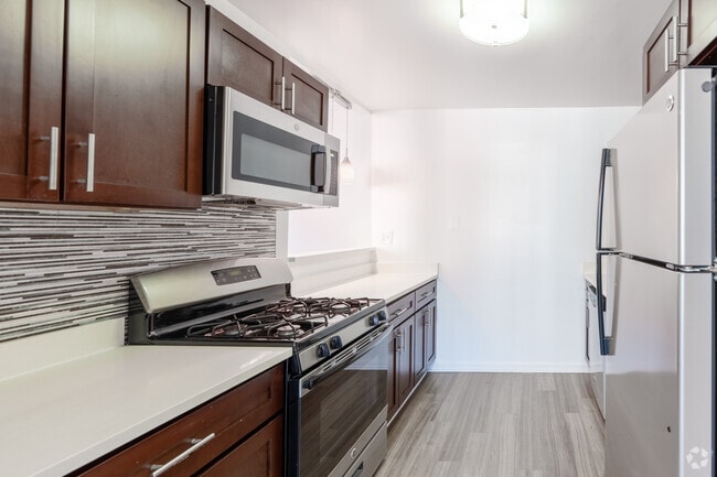 1BR, 1BA - 741SF - Kitchen