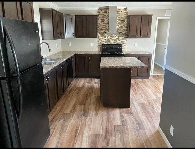 Photo - 748 Queens Rd