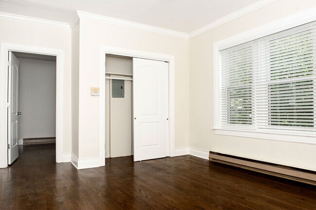 Photo - 648 W Roscoe St