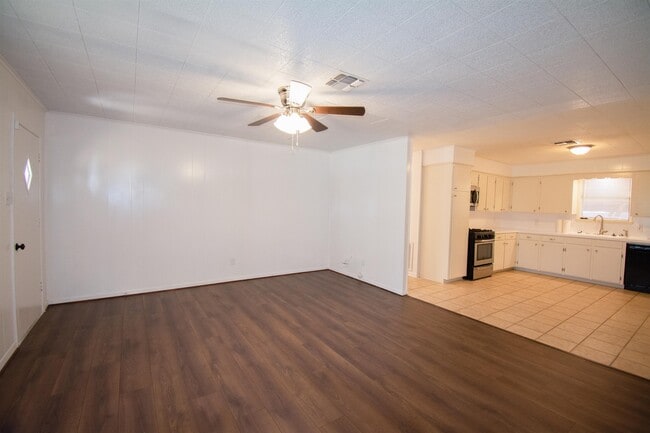 Photo - 203 Schuerenberg St