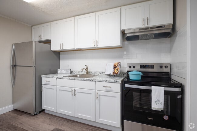1BR, 1BA - 576SF - Kitchen