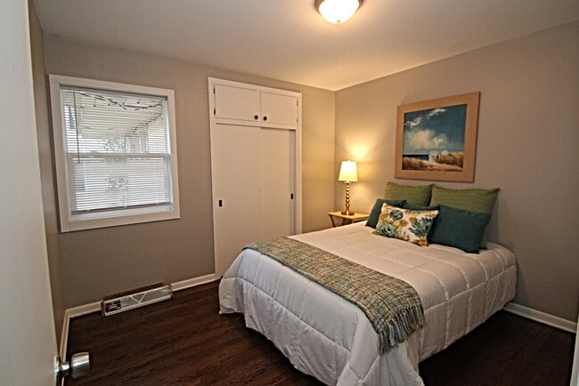 Dormitorio principal dividido - 2670 N 116th St