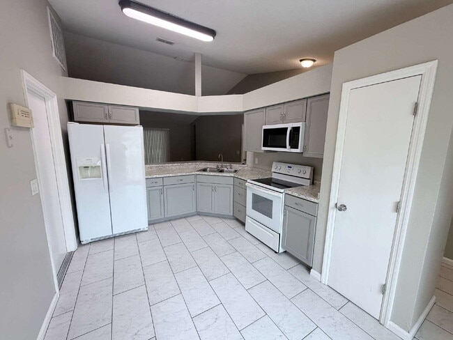 Photo - 4 Bedroom Home for Rent in Lakeland!