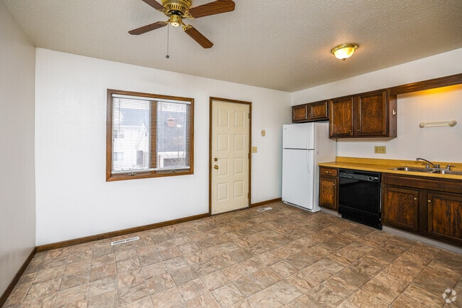 2BR, 1BR - 995 SF - C Street Townhomes
