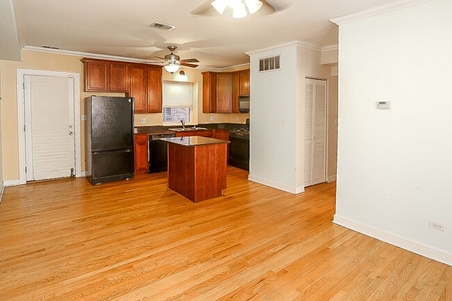 Building Photo - 628 W Roscoe St Unit 1N Rental