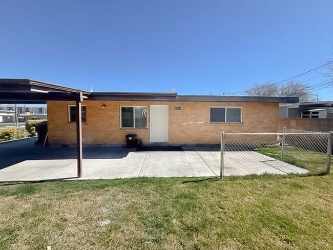 Photo - 2 Bed 1 Bath - New carpet - New paint - Great location!