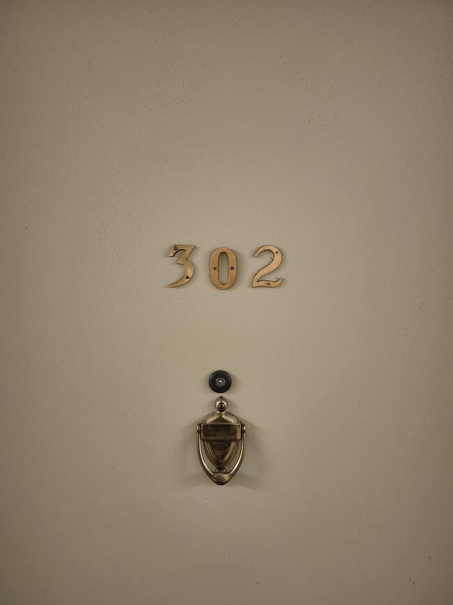 Building Photo - 1653 Oak Bay Ave Unit 302