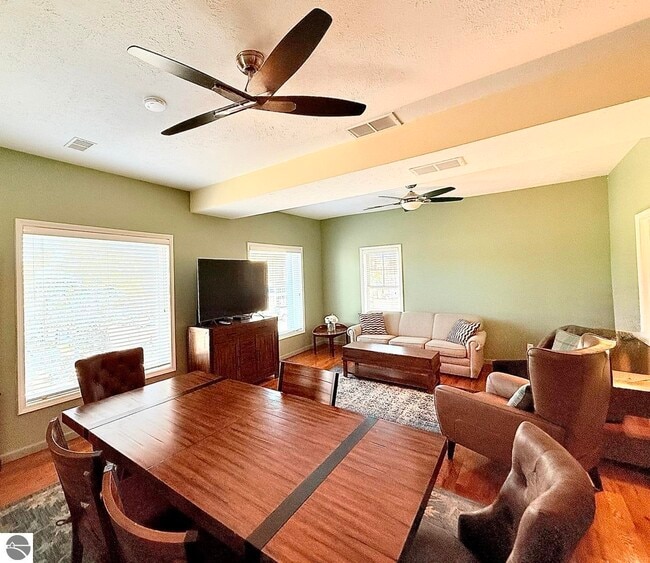 Photo - 201 River St