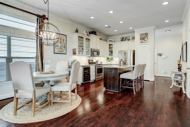 Photo - 5805 Larkin St