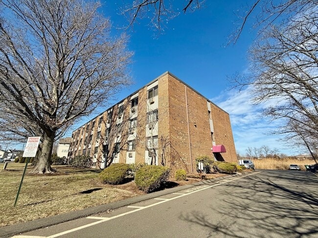 Building Photo - 1168 Main St Unit C7