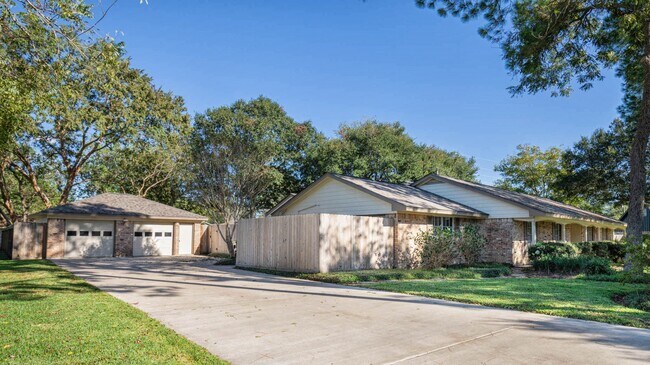 921 Victoria Dr