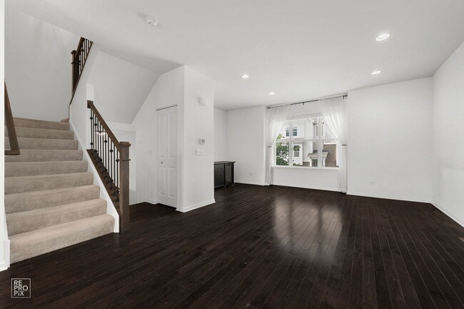 Photo - 821 W Chase Ln