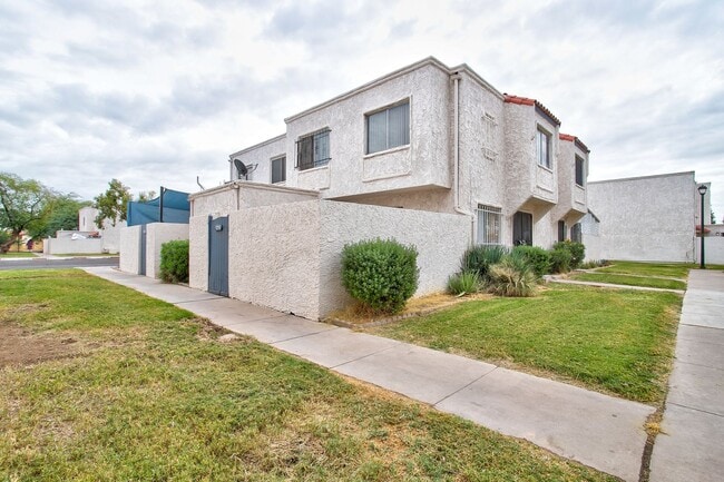 Building Photo - Wonderful Townhome centrally located.  Kit...