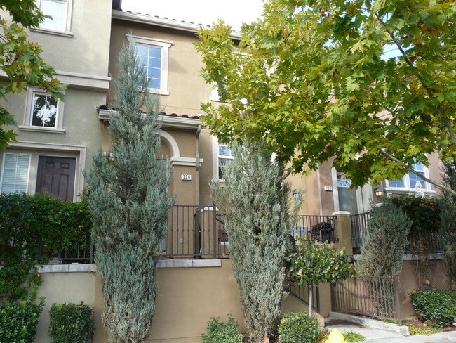 Building Photo - Gorgeous 3 bedroom 2.5 Bath with Bonus Room in Communication Hill
