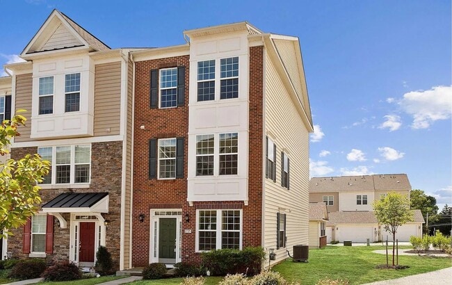 3 Level END UNIT townhouse in Market Squar... - 3 Level END UNIT townhouse in Market Squar...