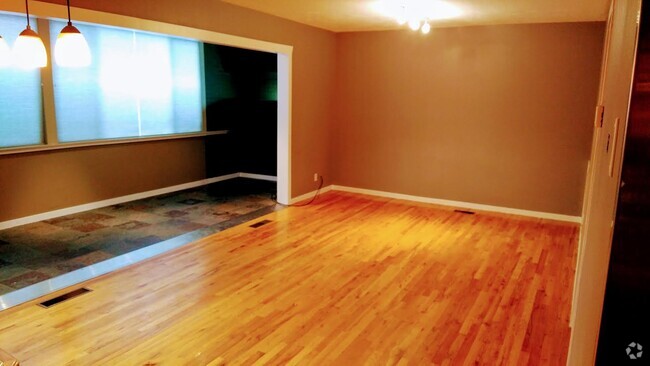 Building Photo - 1935 Douglas St Unit Apt 14