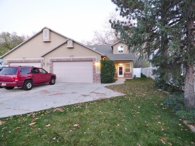 Building Photo - Great 3 BD 2.5 BA Twin Home. Great Location.