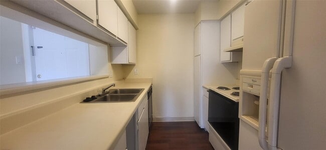 Building Photo - 2822 S Bartell Dr Unit 21