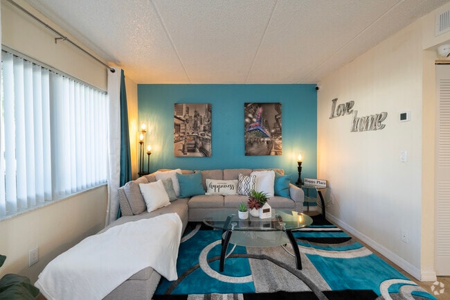 1BR, 1BA - 600SF - Living Room - Crescent Lane