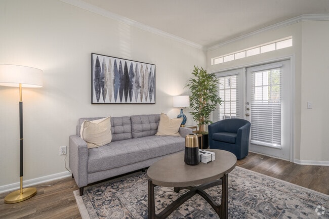 2BR, 2BA - 981SF - Living Room