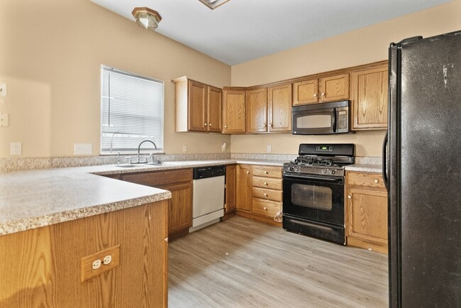 Photo - 834 Baker St