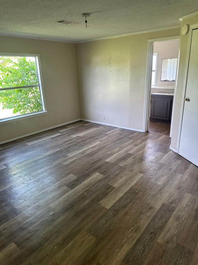 Photo - 208 Forest Creek Ln