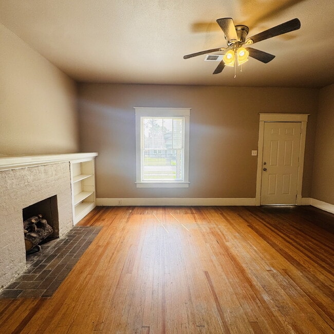 "Charming 3-Bedroom Port Arthur Home with Warm Hardwood Floors – 1237 Sq Ft of Comfort!"