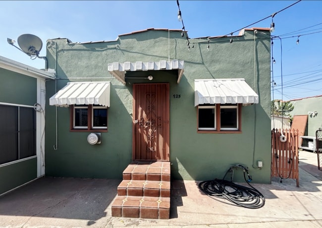 Photo - 725 E 81st St