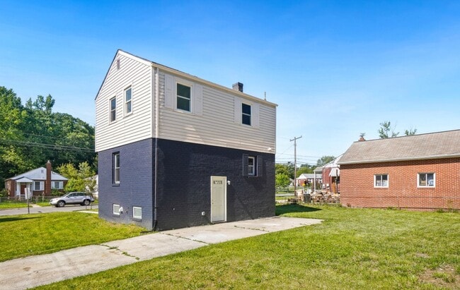 Photo - 5204 Lackawanna St