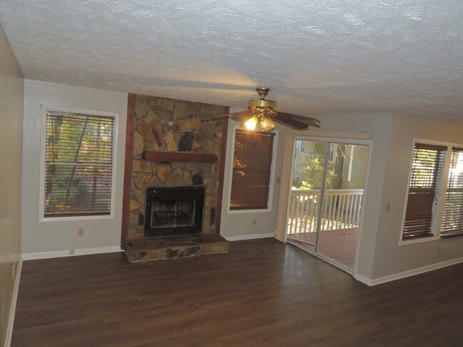 Building Photo - 1018 Wood Creek Dr