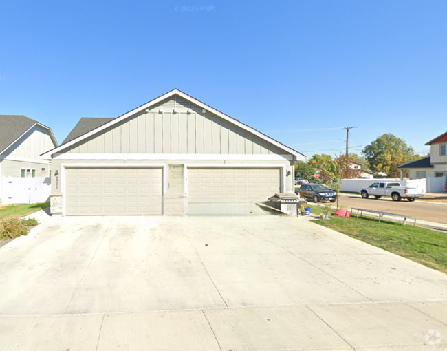 Building Photo - Townhome on Corner Lot