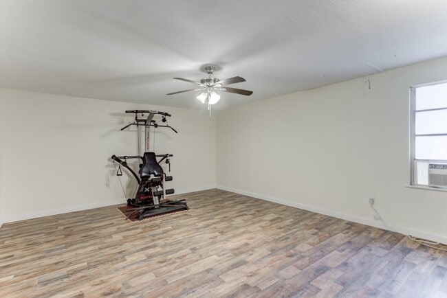 Photo - 305 Yaupon St