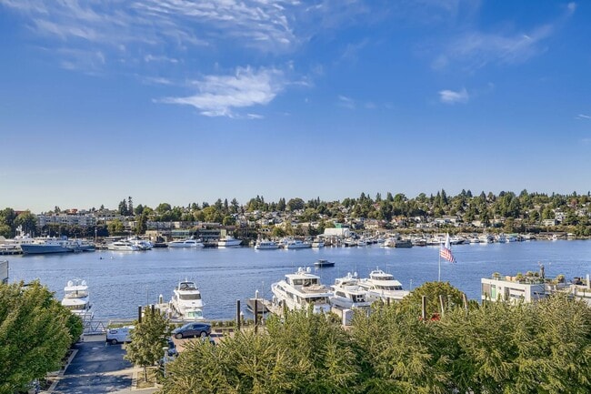 Building Photo - Eastlake Townhome with Commanding Views