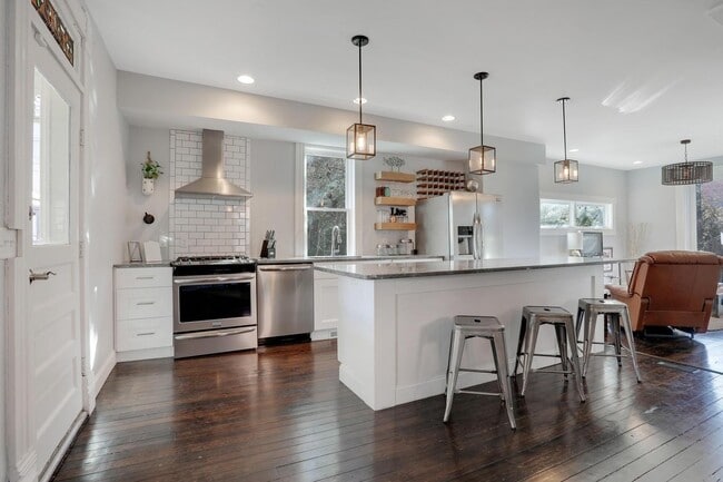 Photo - 799 S Lazelle St