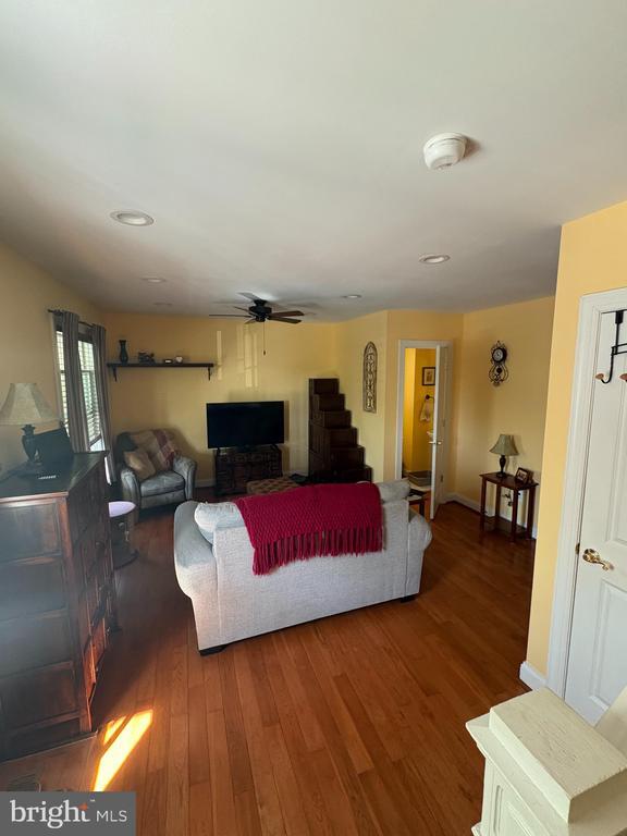 Photo - 225 W 5th St