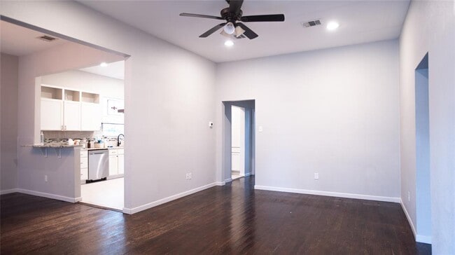 Photo - 206 W 11th St