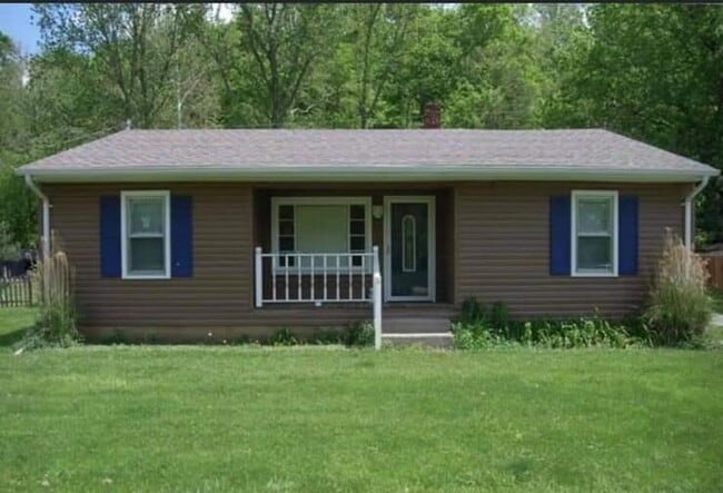 Building Photo - 3 Bed 1 Bath, Washer Dryer Hookup , Fenced in yard $1300 , $2800 to move in