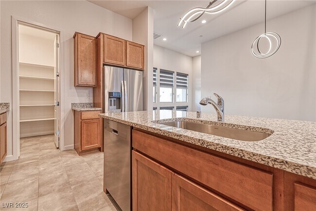 Photo - 643 Grey Saker St