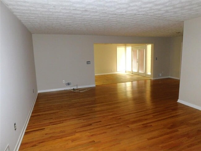Photo - 626 Indian Hills Pkwy NE