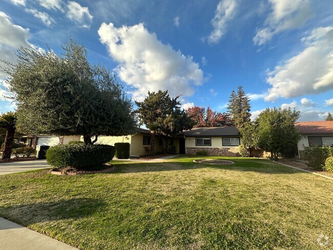 Building Photo - Roomy house in well established neighborhood